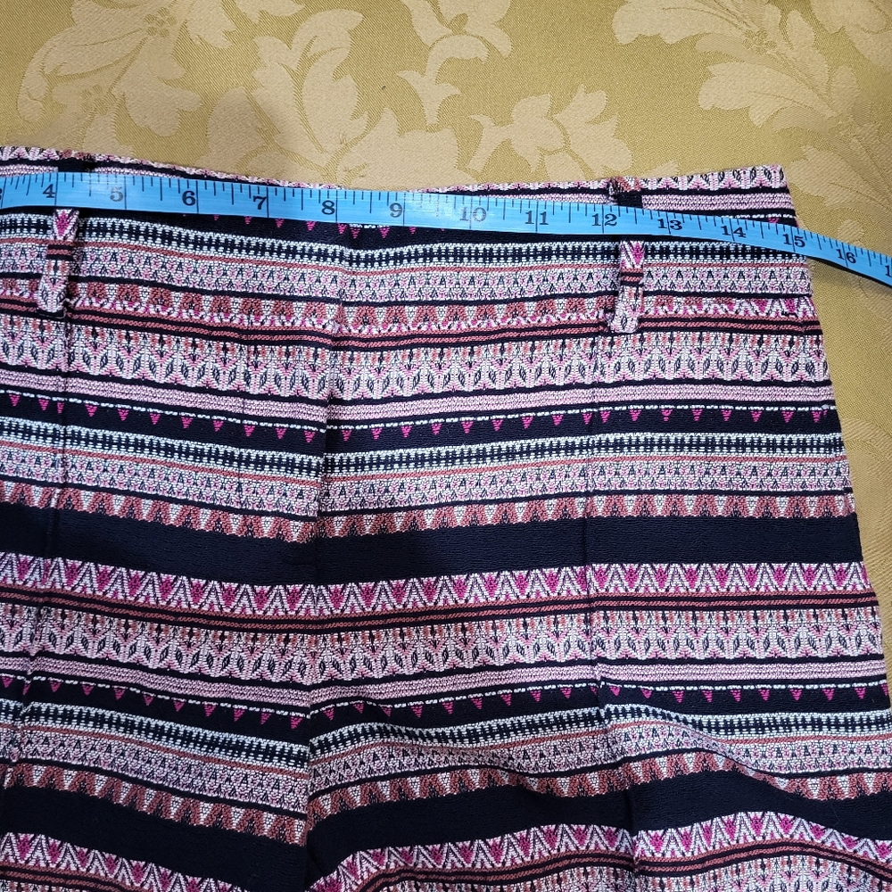 *3/$30 Sale* Ann Taylor Loft “The Riviera Short” in Textured Geo Pattern - Picture 6 of 8